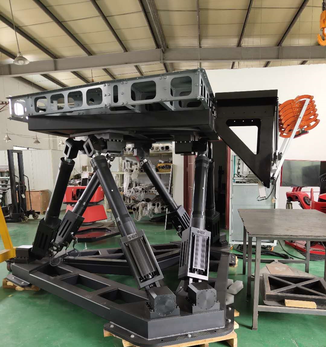 我司配合國內(nèi)大型客機制造商-商飛，研制的大飛機C919運動模擬艙  六自由度平臺，近期進入調(diào)試階段。該運動平臺承重2噸，加速度可以達到0.5g.（其中駕駛艙體部分由客戶定制提供） 該平臺所使用的電動缸，虎克鉸，多軸控制系統(tǒng)，都是本公司自主設(shè)計研發(fā)定制。 該平臺尺寸很大，實物圖如下： 后期我們會配合商飛公司，對平臺進行轉(zhuǎn)運，艙體的安裝，調(diào)試等工作。